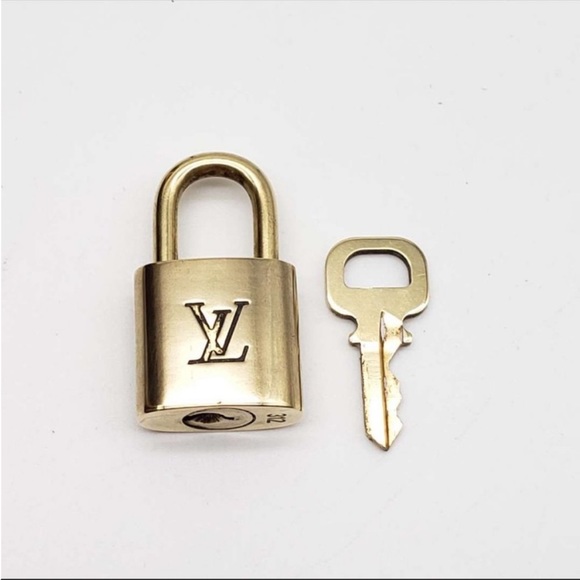 Louis Vuitton Lock and Key With Necklace - Picture 3 of 7